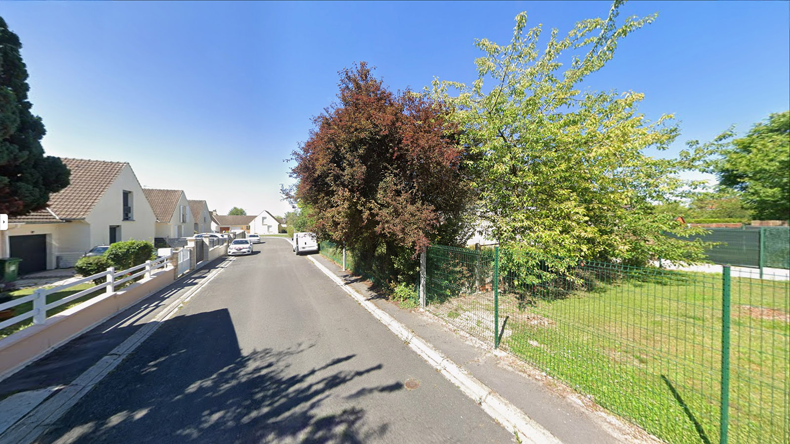 Rue desservant la parcelle